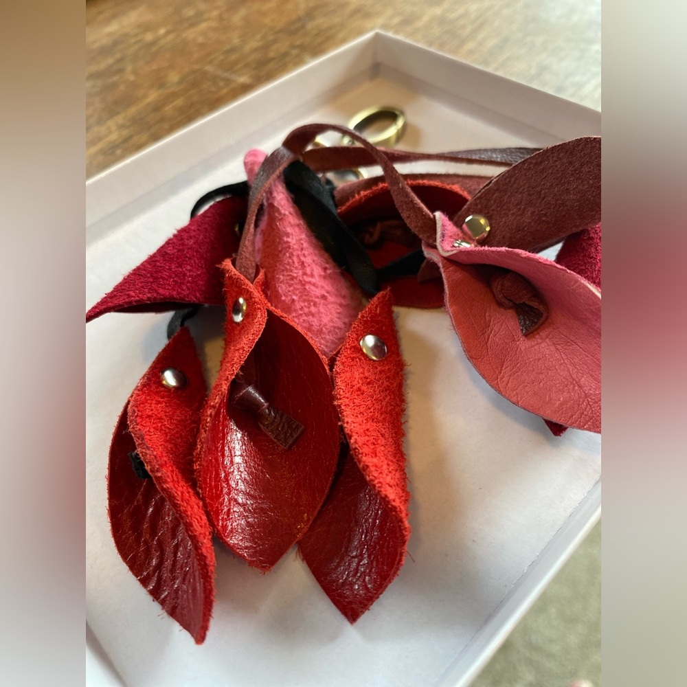 Calla lilly leather charm. - Picture 2 of 3